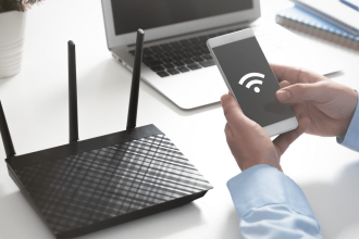 Routeur 4G moderne installé dans un bureau d'entreprise