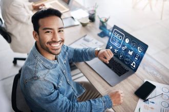 Bureau avec un ordinateur affichant une boutique en ligne Prestashop